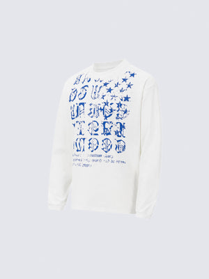 Longsleeve mit gotischen Buchstaben – Weiß, Vorderseite Flat Lay, schräg | XoKool