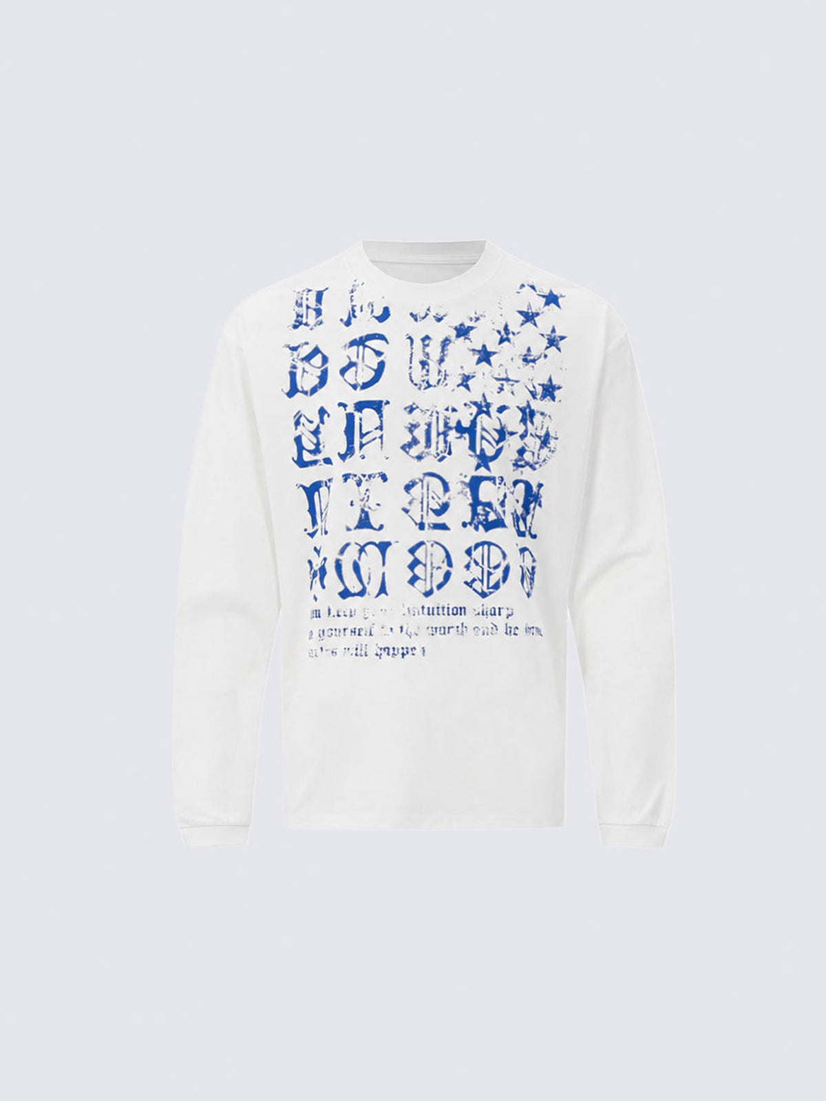 Longsleeve mit gotischen Buchstaben und Sternen – Weiß, Vorderseite Flat Lay | XoKool
