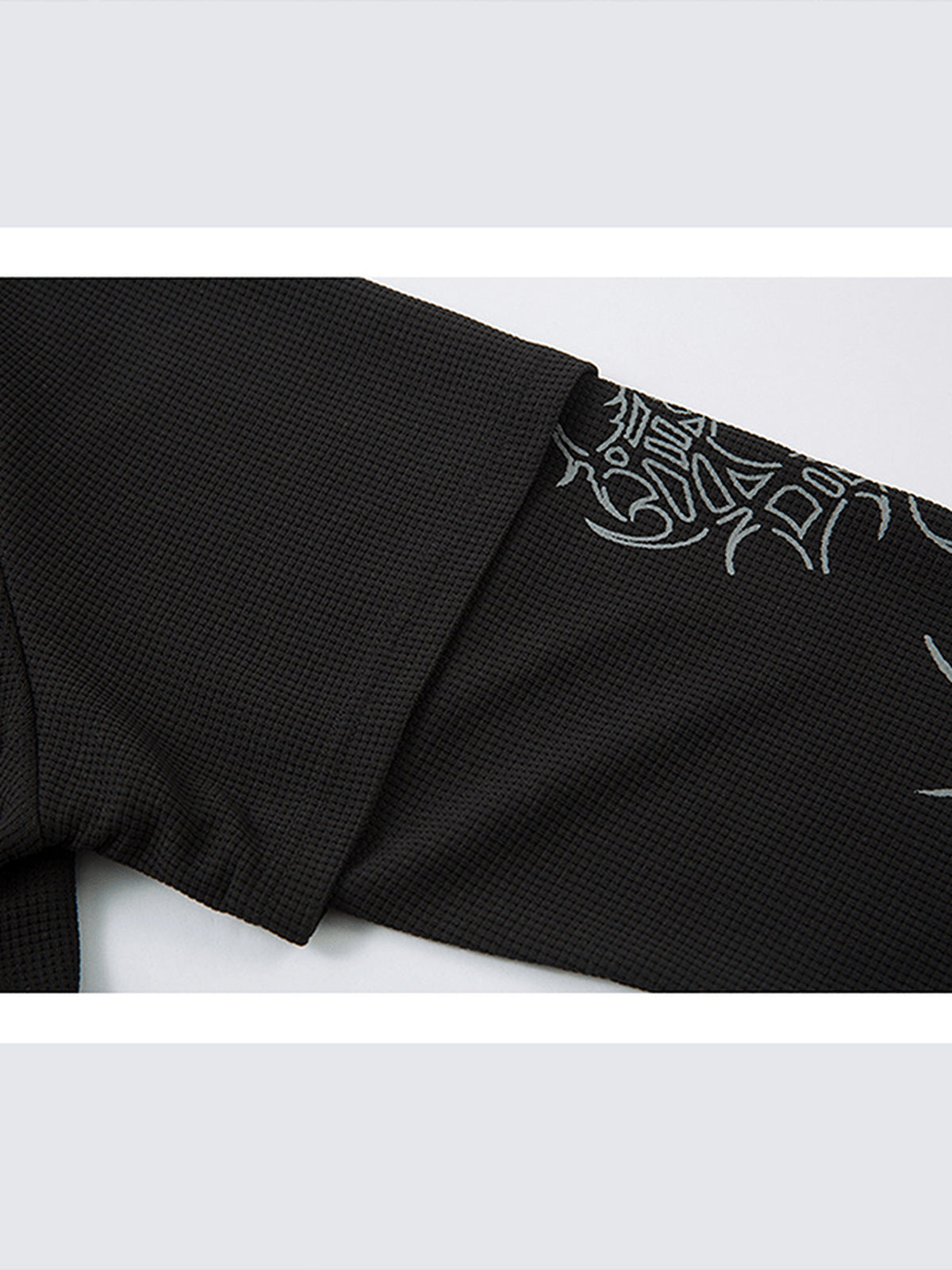 Gothic polo – double sleeve close-up | XoKool