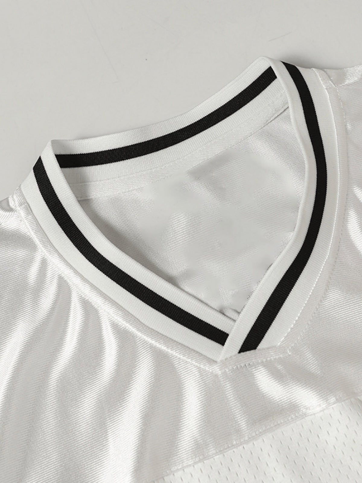 Mesh football jersey – V-neck close-up | XoKool