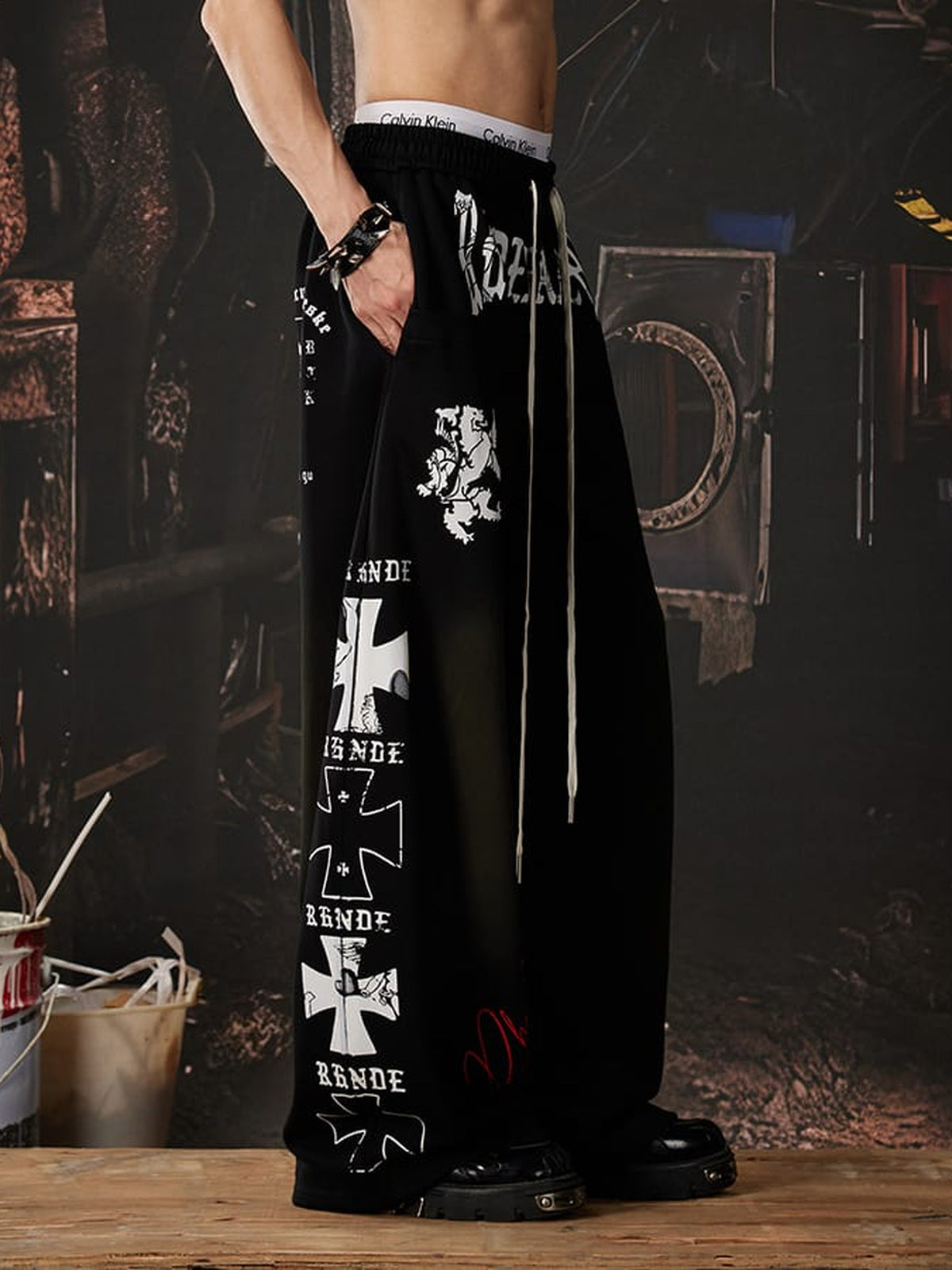 Gothic sweatpants – Black, back flat | XoKool