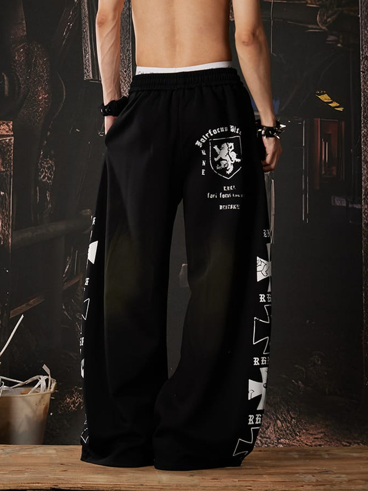 Gothic sweatpants – Black, on model back | XoKool
