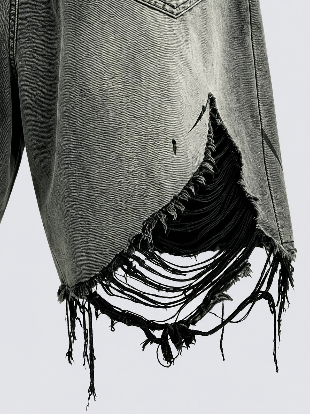 Stacheldraht-Shorts – Detailaufnahme ausgefranster Saum | XoKool