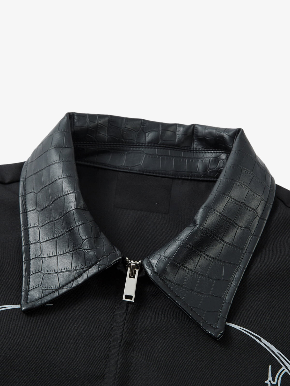 Gothic Thorn Print Jacket – Black, croc collar close-up | XoKool