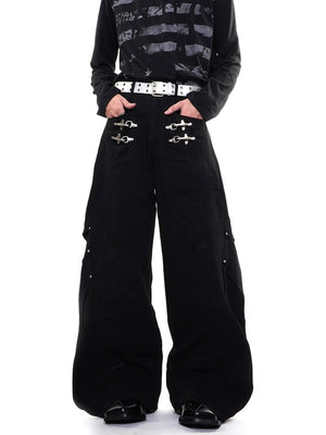 Gothic Wide Leg Hose mit Metallverschlüssen – Schwarz, am Model von vorne | XoKool