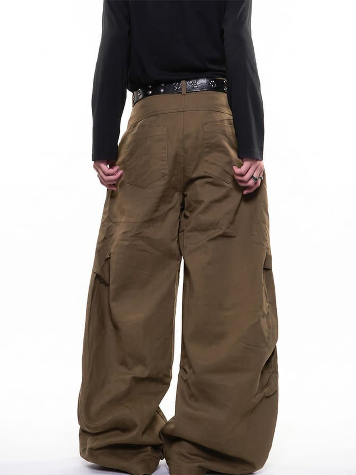 Gothic Hose – Kaffeebraun, am Model von hinten | XoKool