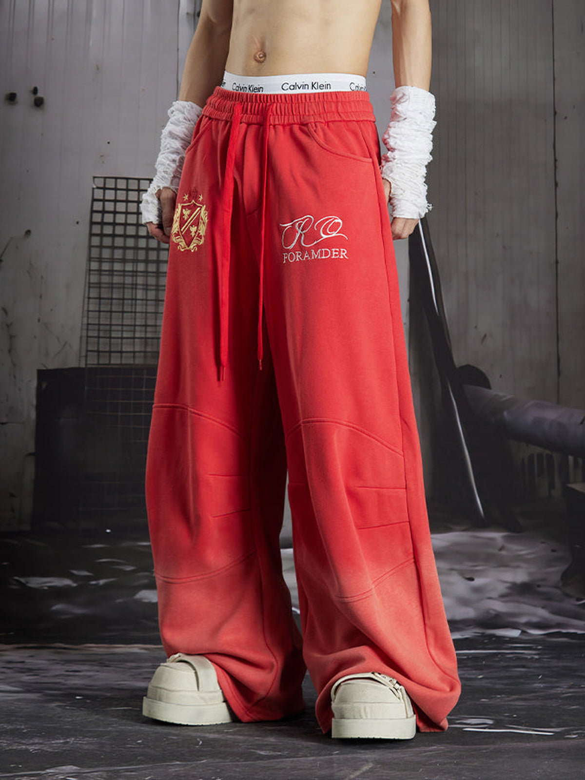 Pantalones deportivos de pierna ancha bordados con degradado lavado – Rojo, en modelo, vista frontal | XoKool