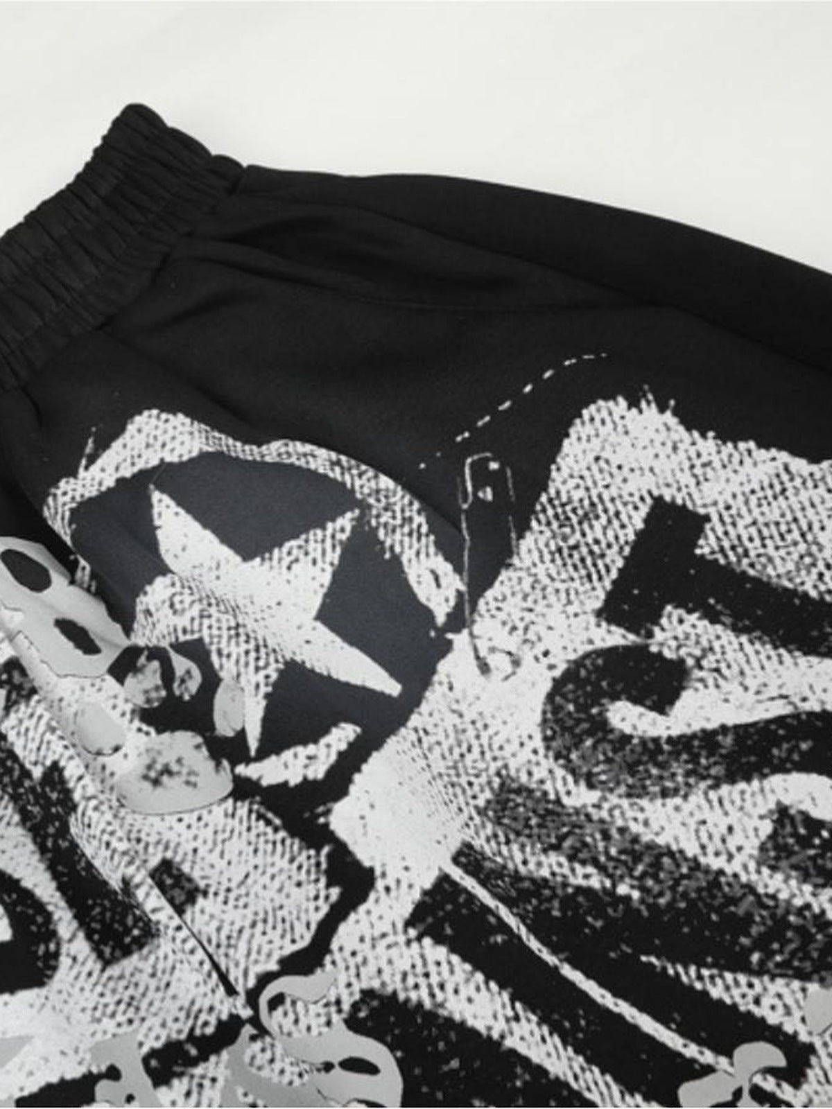 Graphic Barrel Jogginghose – Bund und Print Nahaufnahme | XoKool