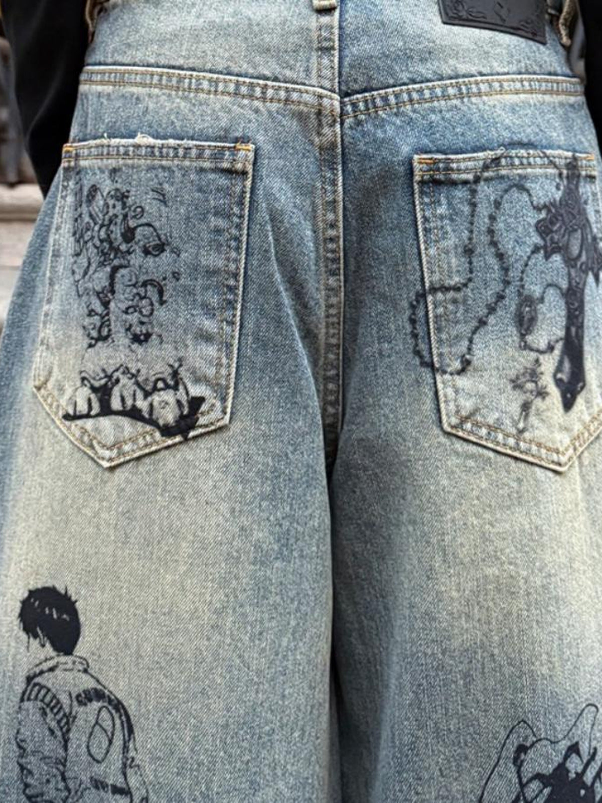 Graphic wide leg jeans – back pockets print close-up | XoKool