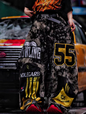 Graue Acid Wash Baggy Jeans mit Racing Patches – Street-Foto, Vorderansicht nah | XoKool