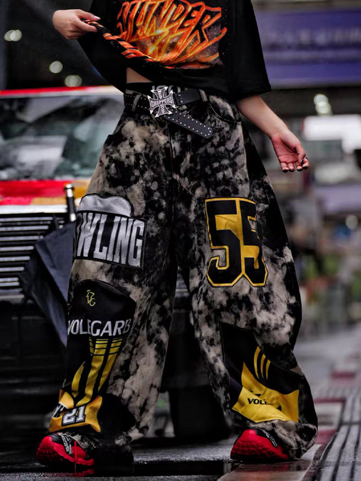 Graue Acid Wash Baggy Jeans mit Racing Patches – Street-Foto, Vorderansicht | XoKool