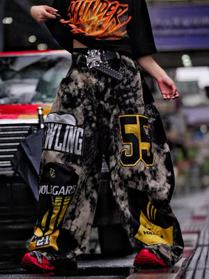 Graue Acid Wash Baggy Jeans mit Racing Patches – Street-Foto, Vorderansicht | XoKool
