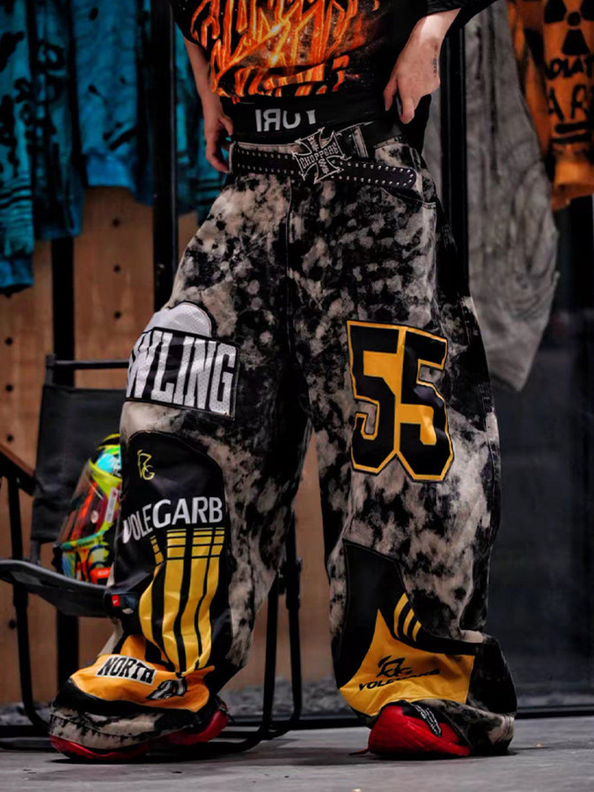 Graue Acid Wash Baggy Jeans mit Racing Patches – Street-Foto, Seitenansicht | XoKool
