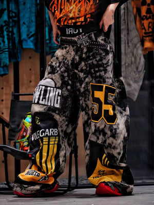 Graue Acid Wash Baggy Jeans mit Racing Patches – Street-Foto, Seitenansicht | XoKool