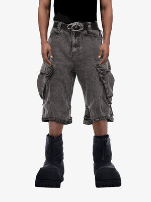 Graue Acid Wash Cargo Jorts – am Model, von vorn, Ausschnitt | XoKool