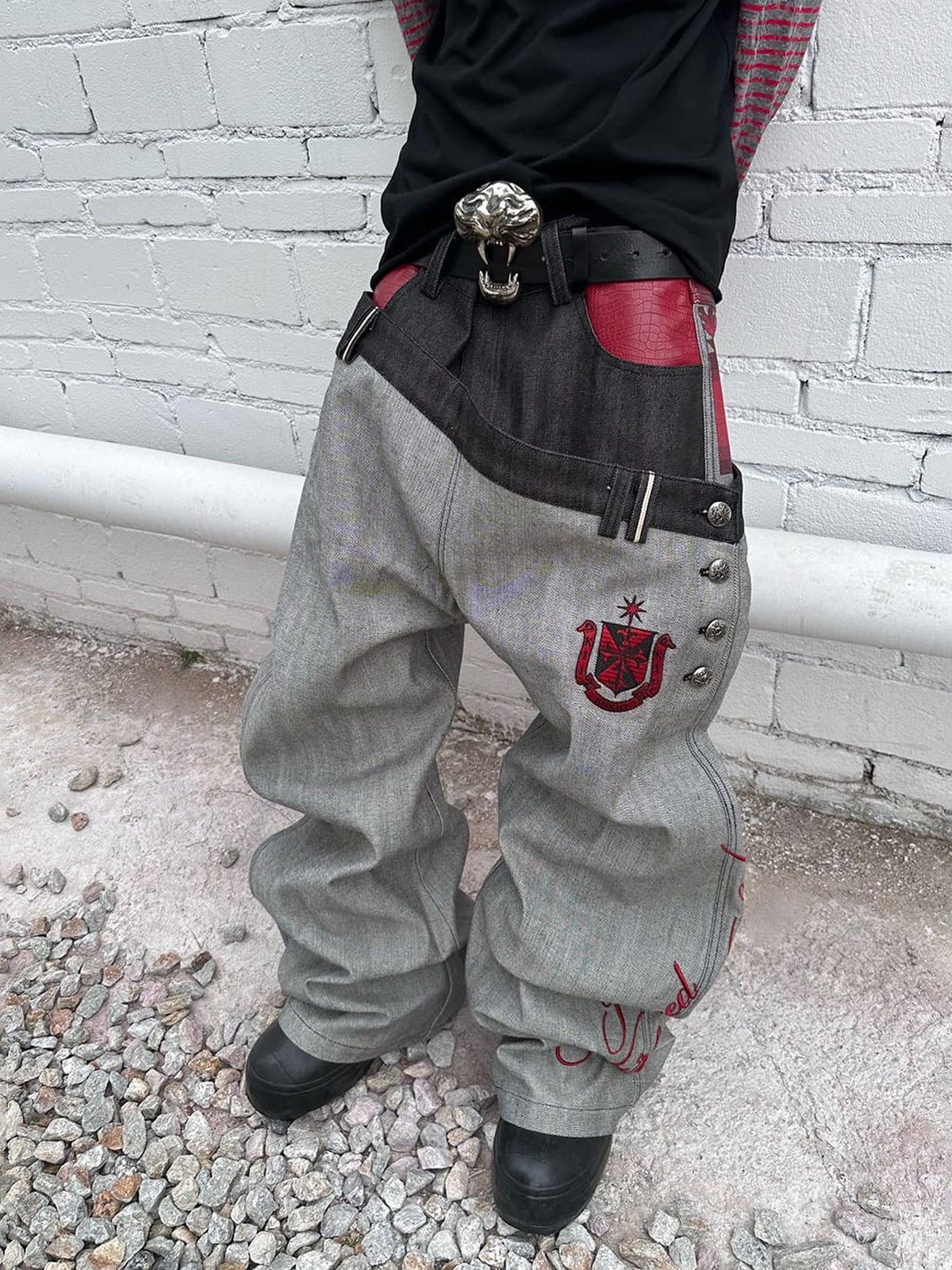 Graue Wide Leg Jeans mit asymmetrischem Bund – am Model, vorne seitlich, Street | XoKool
