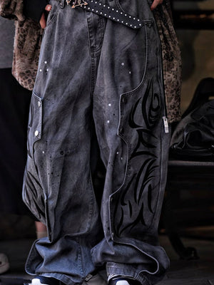 Graue Baggy Jeans mit Tribal Flame Print – Street-Foto am Model, Seitenansicht | XoKool