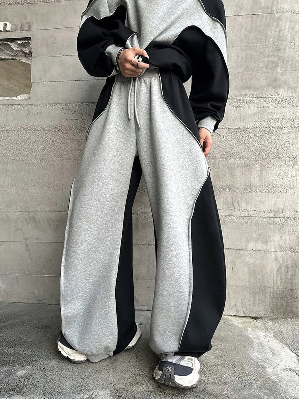 Colorblock Jogginghose – am Model, vorne, Nahaufnahme | XoKool