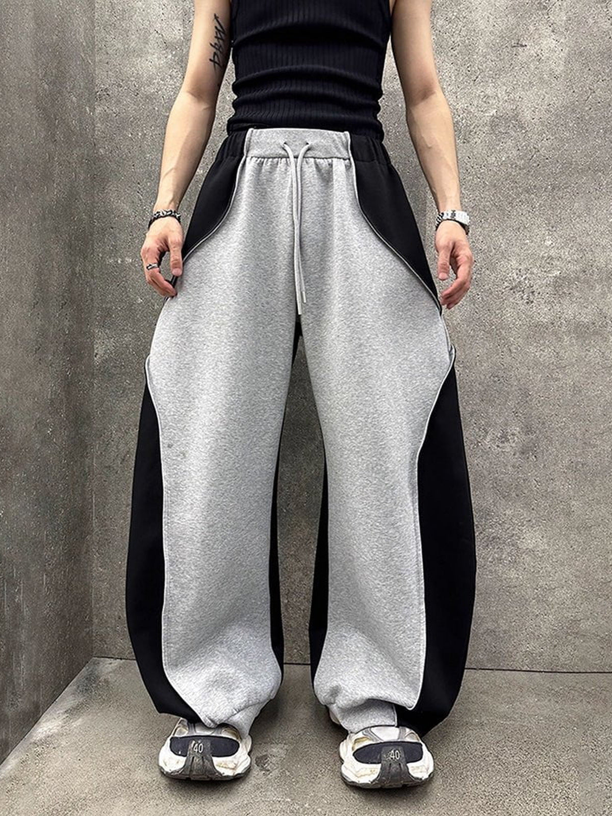 Colorblock Jogginghose in Grau und Schwarz – am Model, vorne, Street | XoKool