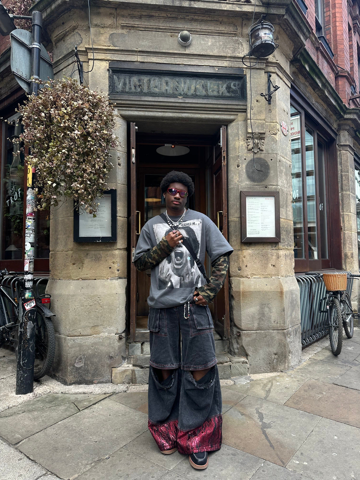 Graue Cargo Jeans mit Rissen an den Knien und roten Säumen – Streetfoto, Vorderseite | XoKool