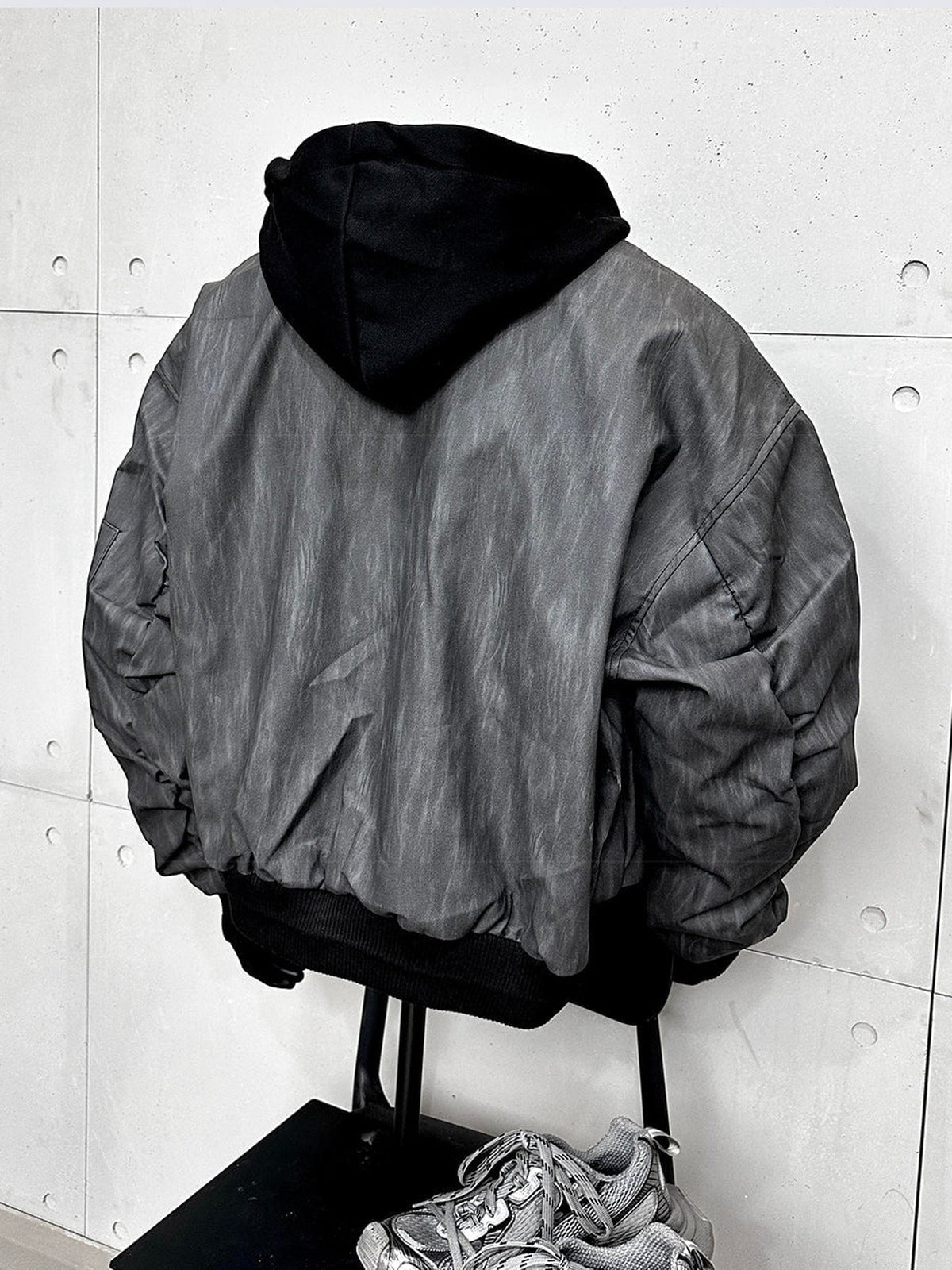 Graue Distressed Bomberjacke in Lederoptik – Grau, Rückseite an der Büste | XoKool