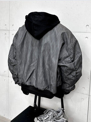Graue Distressed Bomberjacke in Lederoptik – Grau, Rückseite an der Büste | XoKool