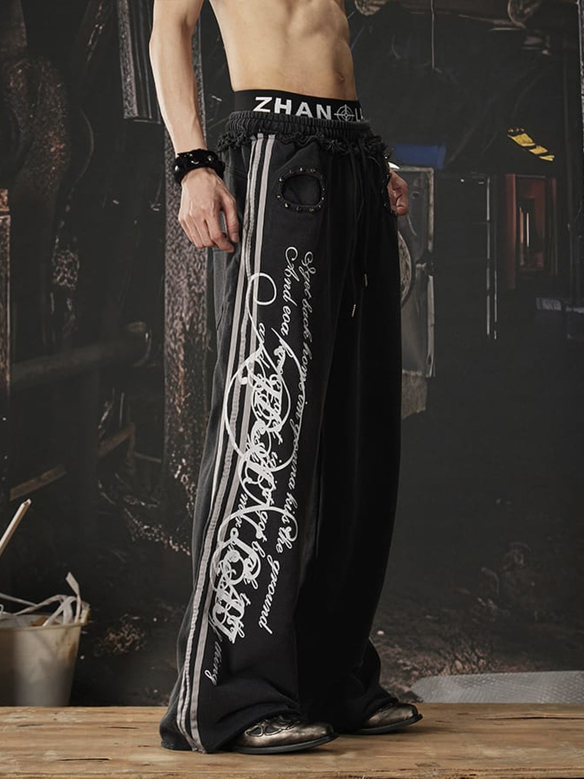 Pantalones deportivos con tachuelas – Negro, en modelo, lateral | XoKool