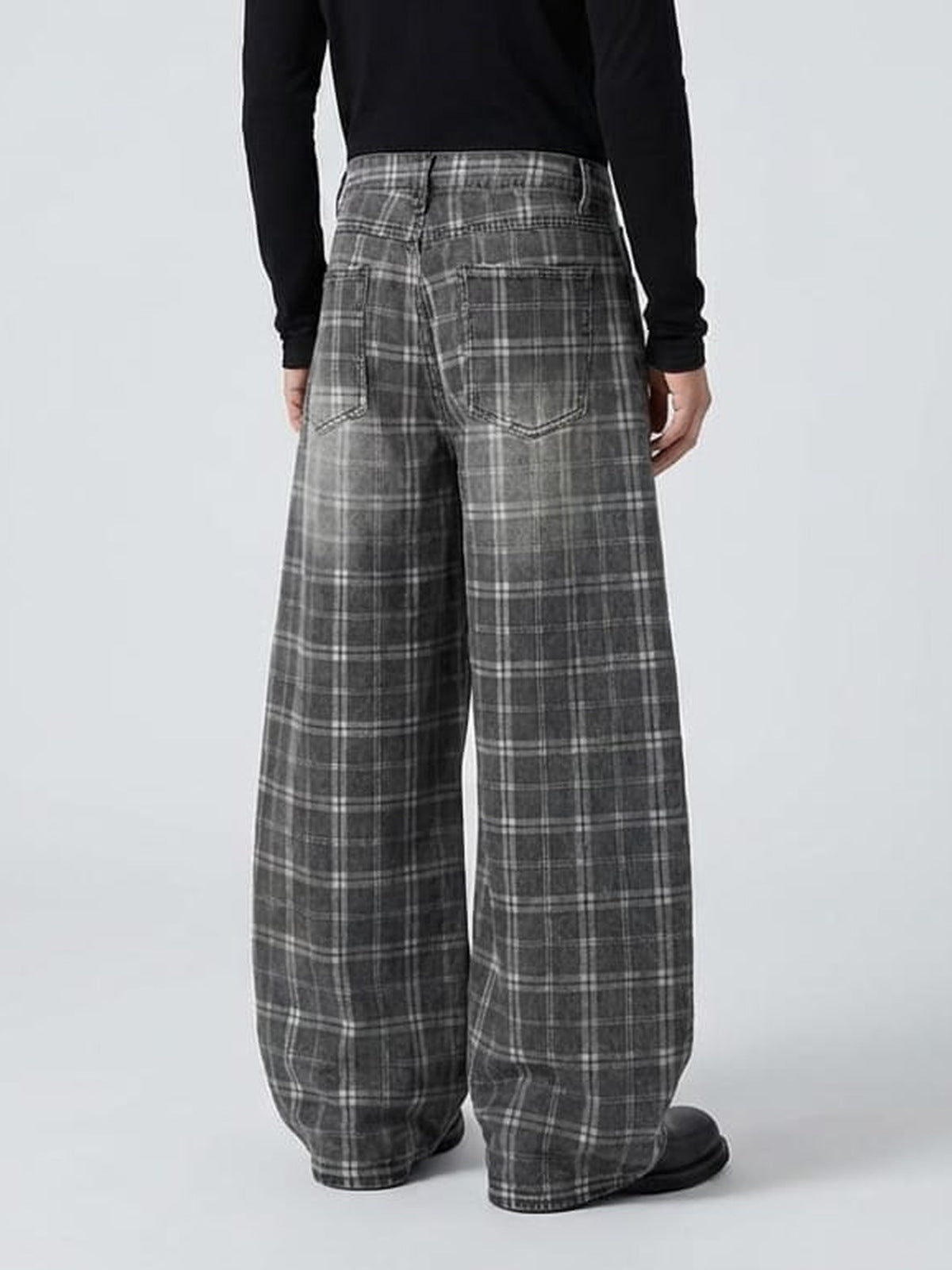 Graue karierte Barrel Jeans – am Model, Rückseite | XoKool