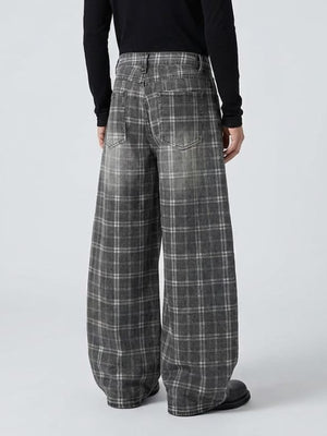Graue karierte Barrel Jeans – am Model, Rückseite | XoKool