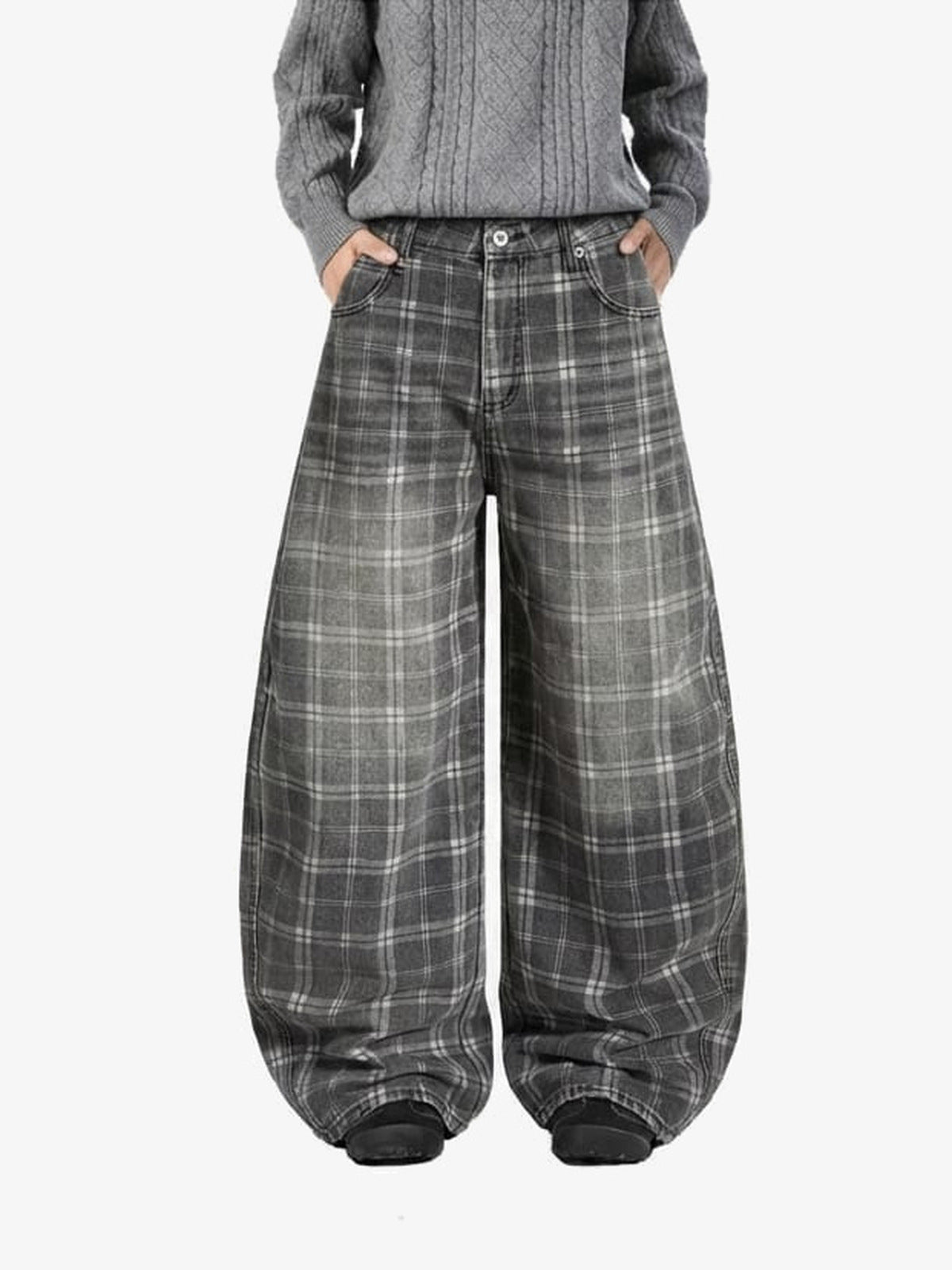 Graue karierte Barrel Jeans – am Model, Vorderseite | XoKool