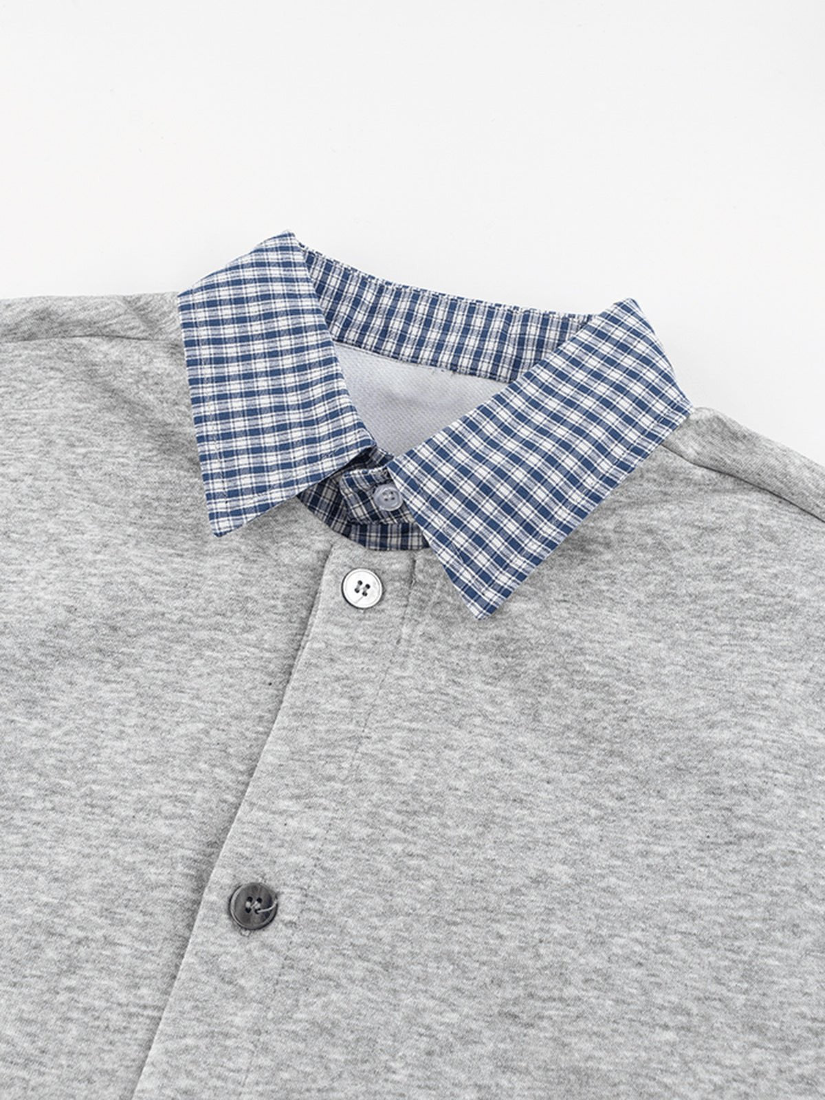 Sleeveless layered shirt – collar close-up | XoKool