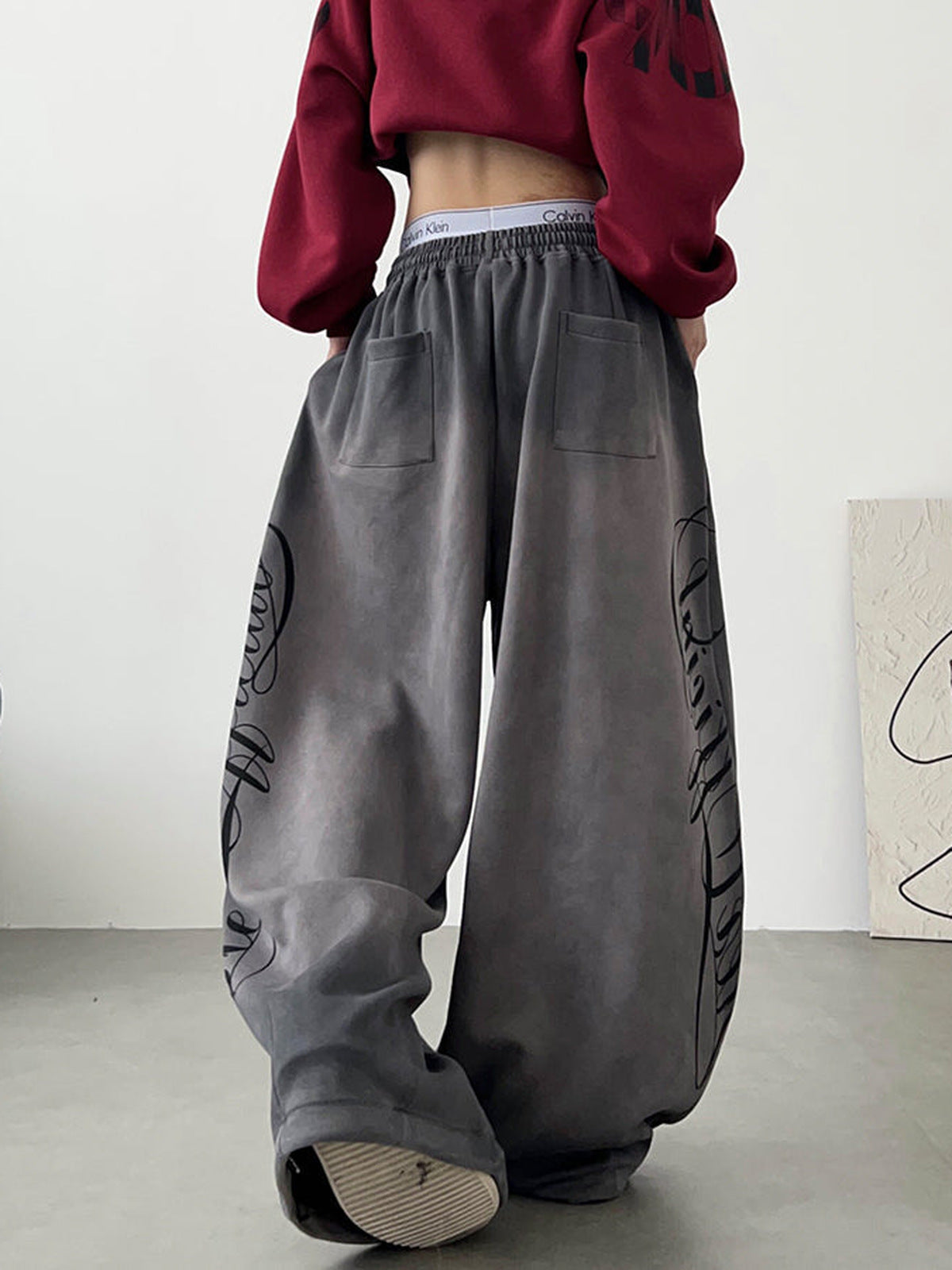Graue Jogginghose mit Schriftzug – am Model, Rückansicht | XoKool