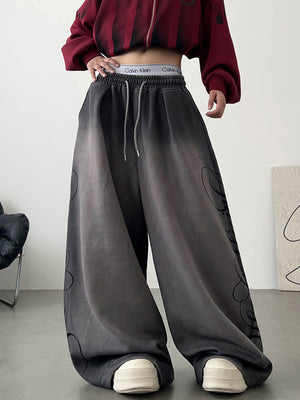 Graue Jogginghose mit Schriftzug – am Model, Vorderansicht | XoKool