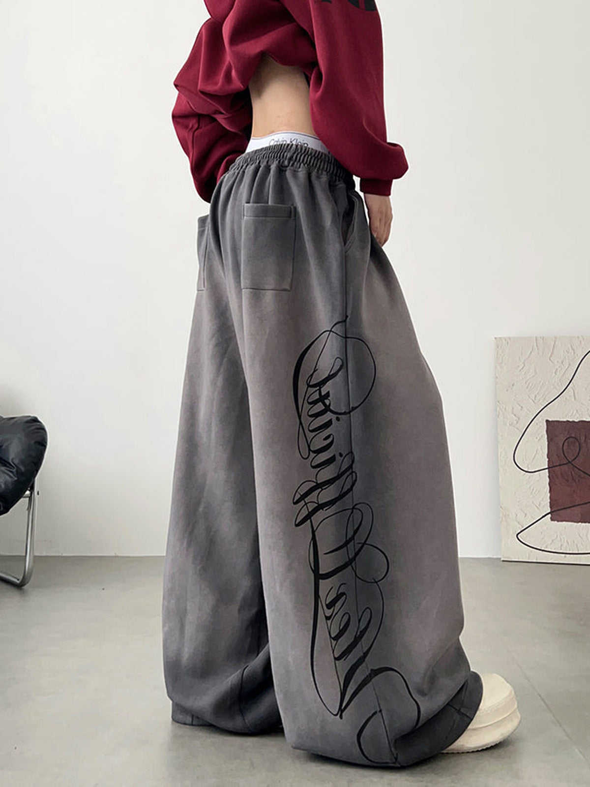 Graue Jogginghose mit Schriftzug – am Model, Seitenansicht | XoKool