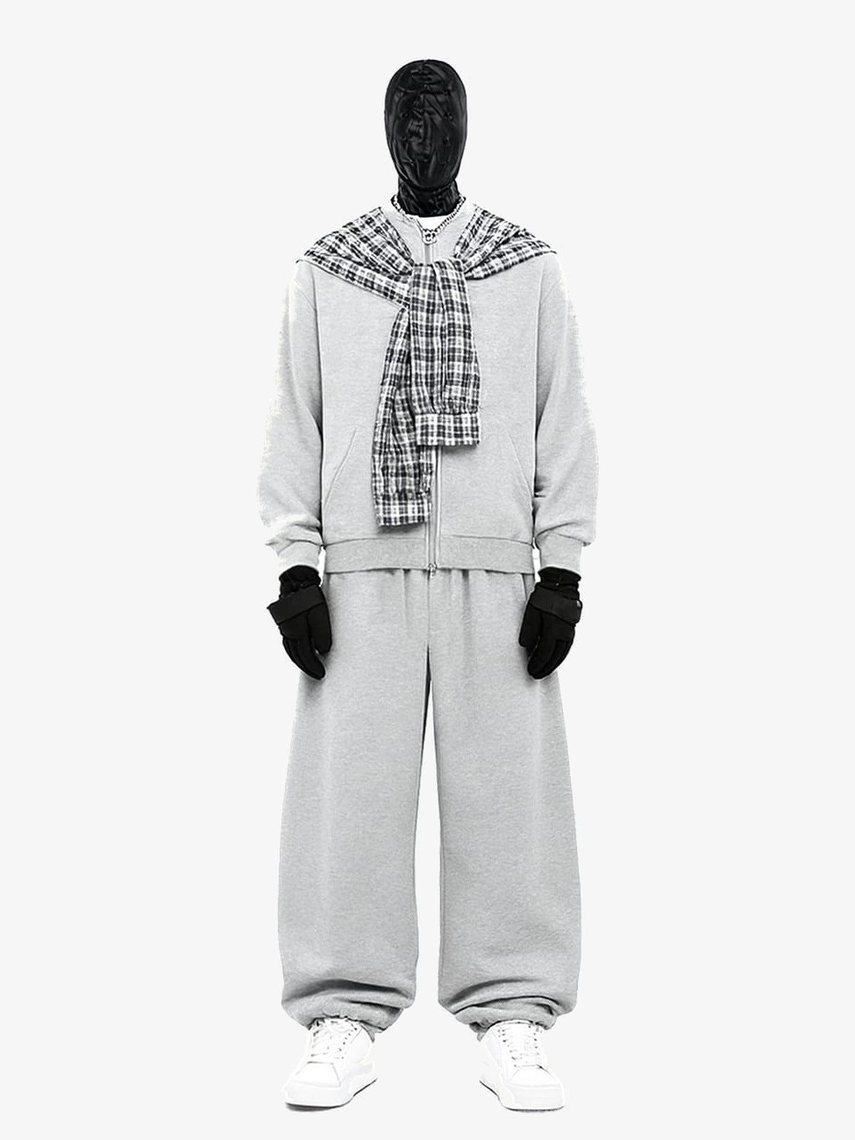Conjunto gris de hoodie con cierre y pantalones deportivos con capucha de cuadros – en modelo, frente, conjunto completo | XoKool