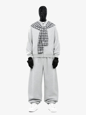Graues Zip Hoodie und Jogginghose Set mit Karo-Kapuze – am Model, von vorne, komplettes Set | XoKool