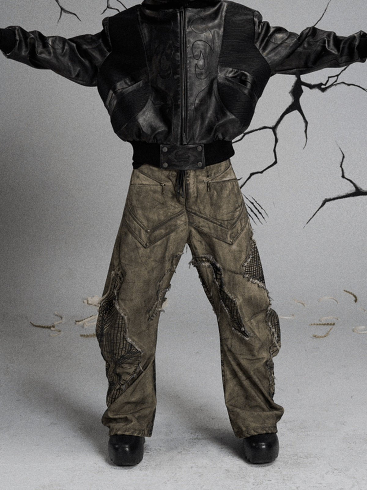 Grunge Stacked Pants – am Model, Vorderansicht, Arme ausgestreckt | XoKool
