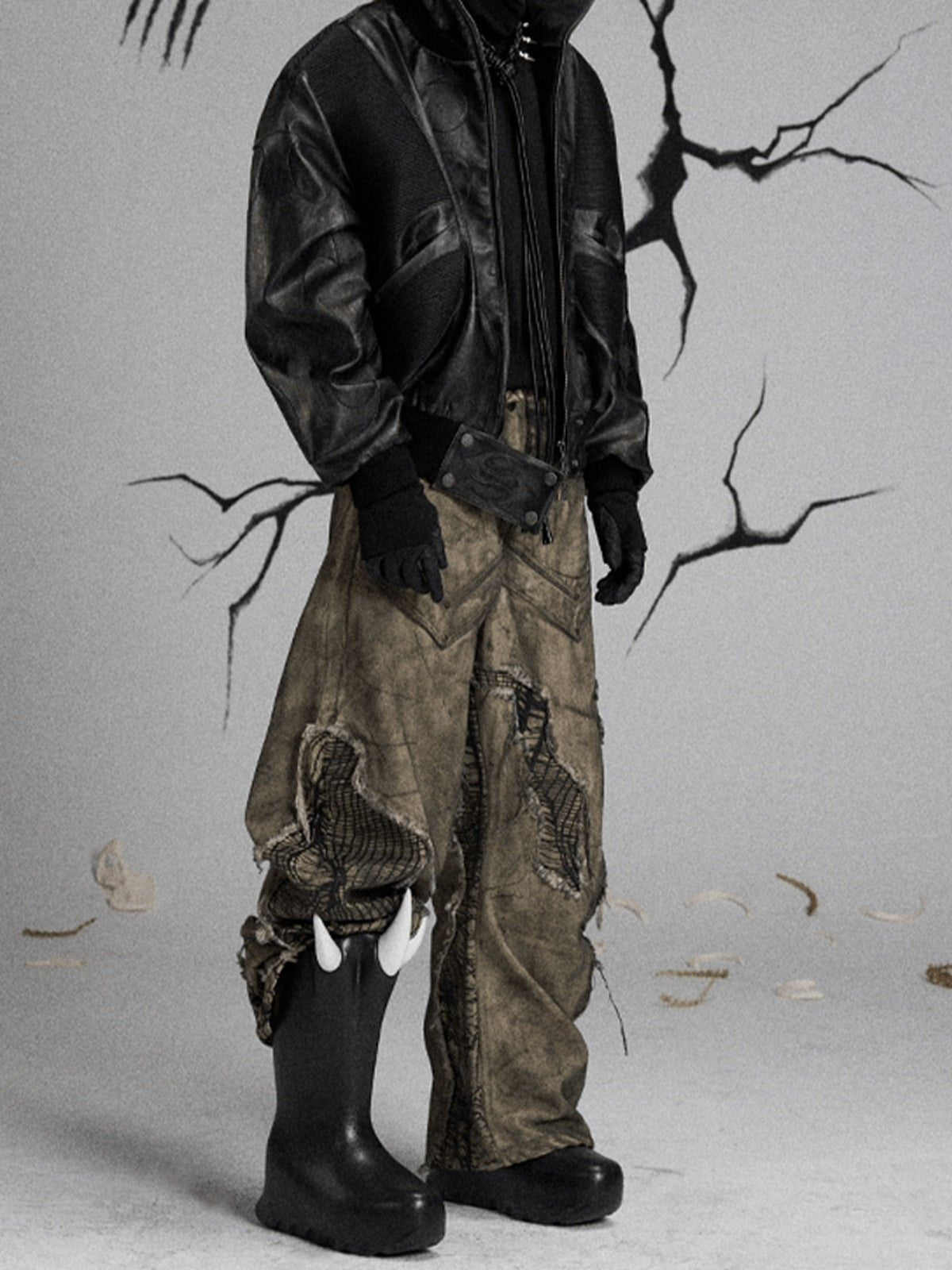 Grunge Stacked Pants – am Model, seitlich | XoKool