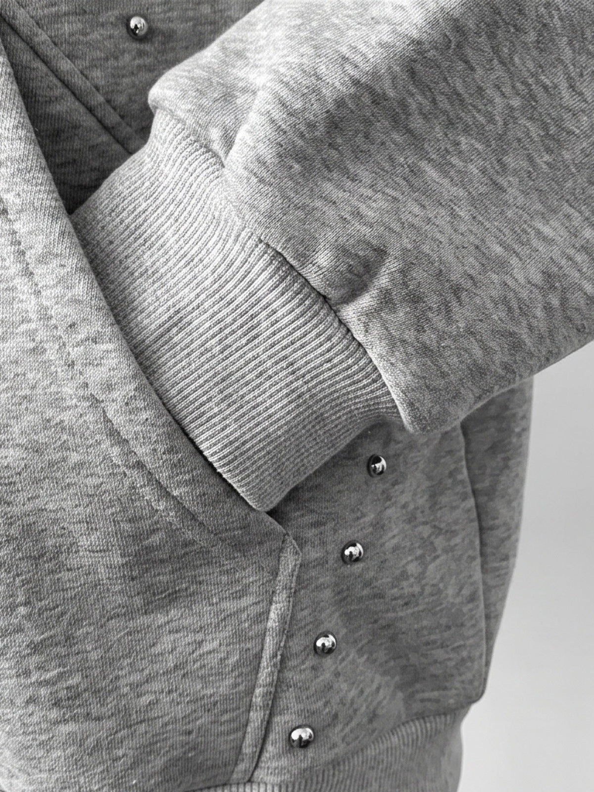 Zip Hoodie mit Nieten – Tasche und Bündchen Nahaufnahme | XoKool