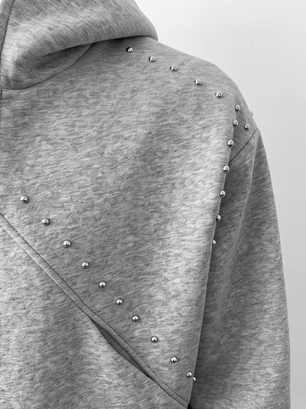 Zip Hoodie in Grau meliert mit Nieten – Schulternieten Nahaufnahme | XoKool