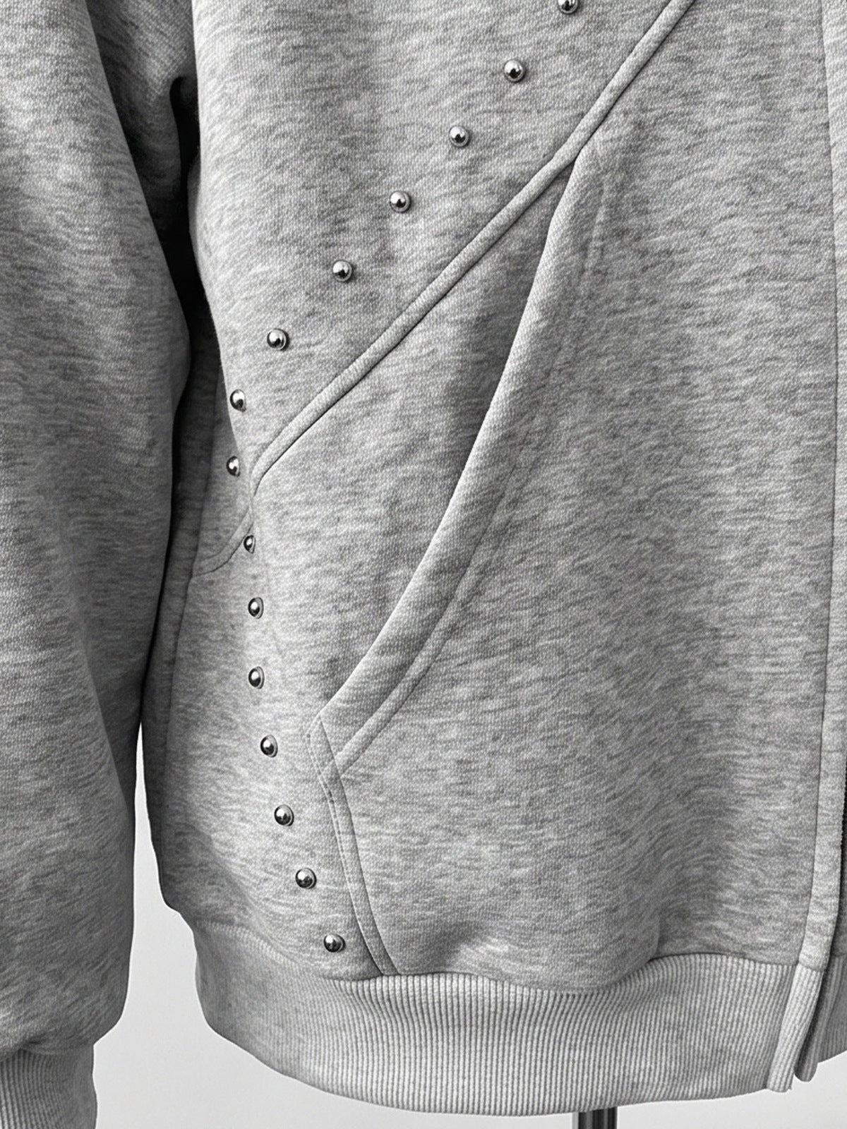 Zip Hoodie mit Nieten – Taschennaht mit Nieten Nahaufnahme | XoKool
