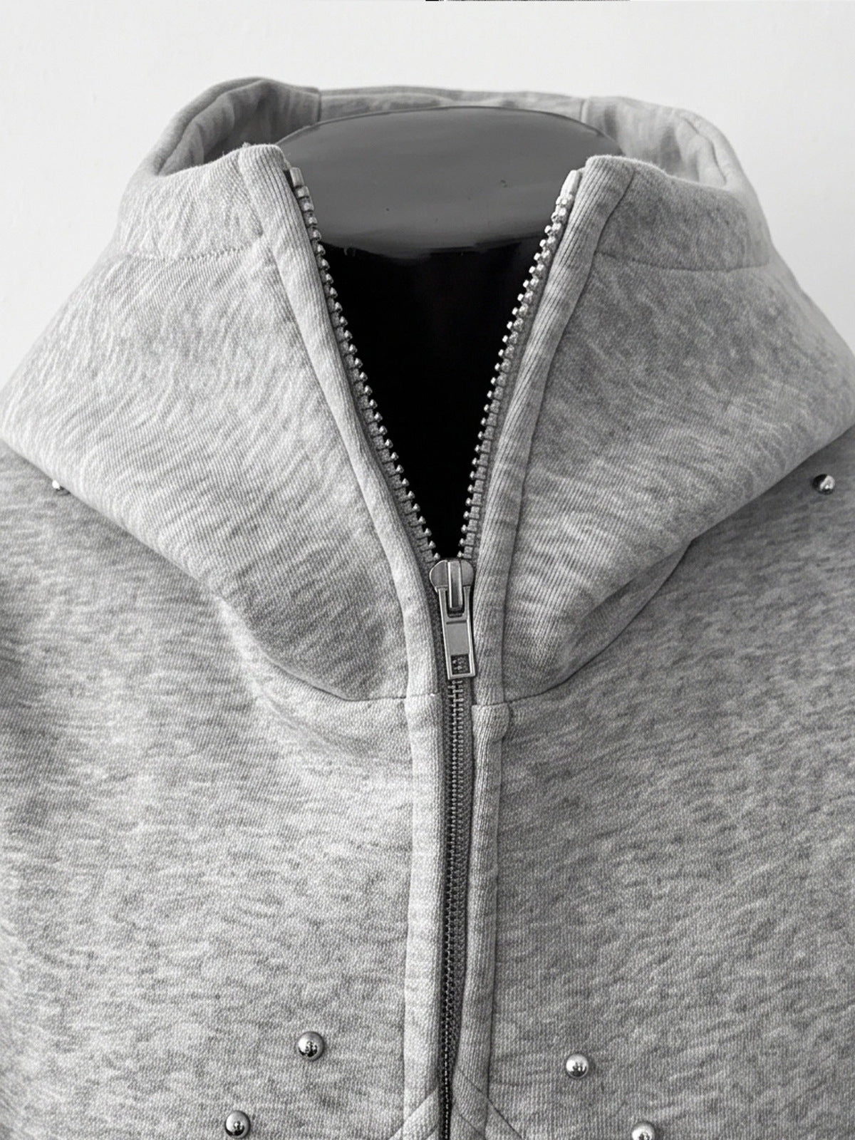 Zip Hoodie in Grau meliert mit Nieten – Reißverschluss und Kapuze Nahaufnahme | XoKool
