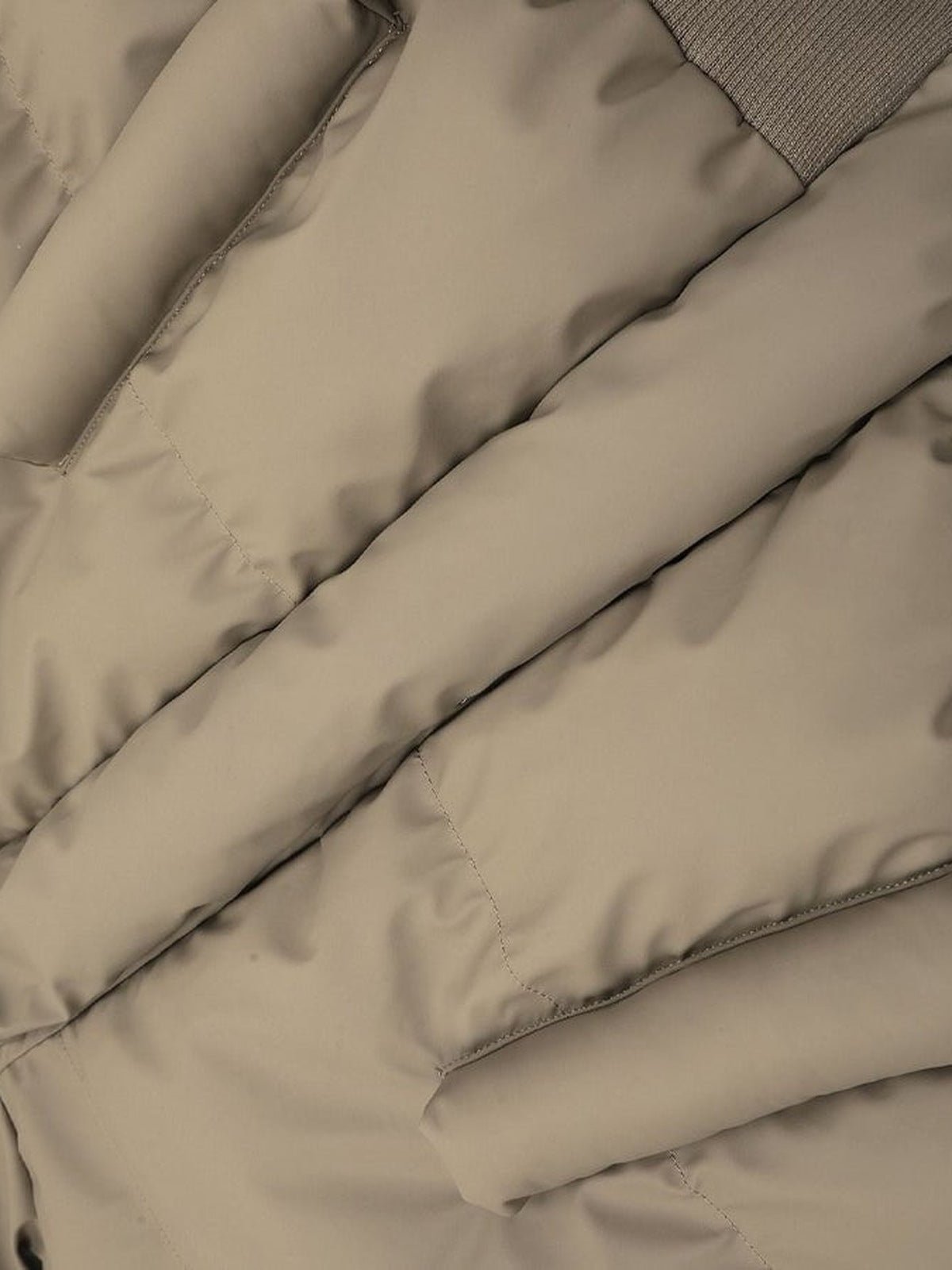 Short puffer jacket – Khaki, quilting close-up | XoKool