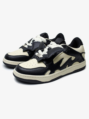 Schwarz-cremefarbene Goth Skate Sneaker mit Fledermausflügeln – Paar, vordere Dreiviertelansicht | XoKool