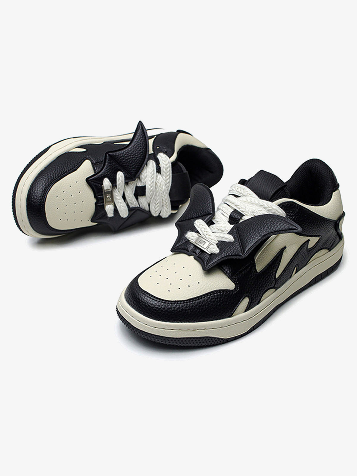 Schwarz-cremefarbene Goth Skate Sneaker mit Fledermausflügeln – Paar, schräg mit Fledermausflügel | XoKool