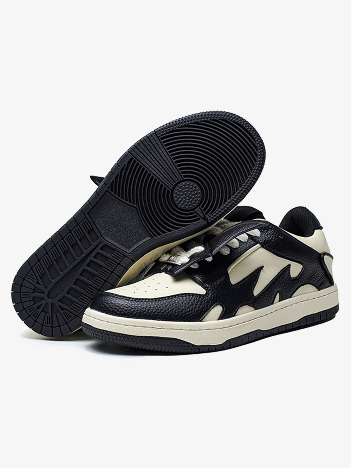 Schwarz-cremefarbene Goth Skate Sneaker mit Fledermausflügeln – Paar mit Außensohle | XoKool