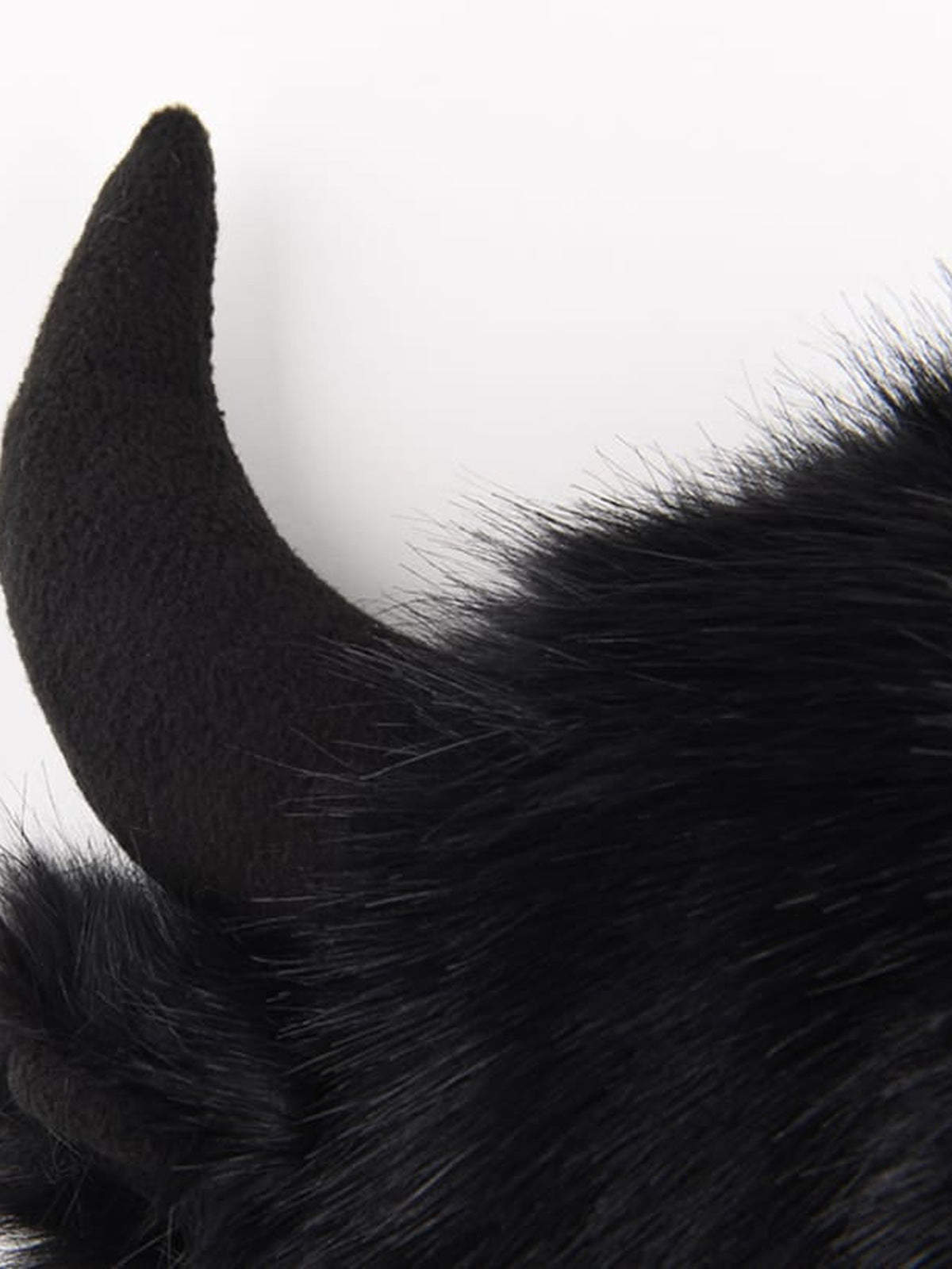Gorro trapper de piel sintética con cuernos y orejeras – detalle del cuerno | XoKool