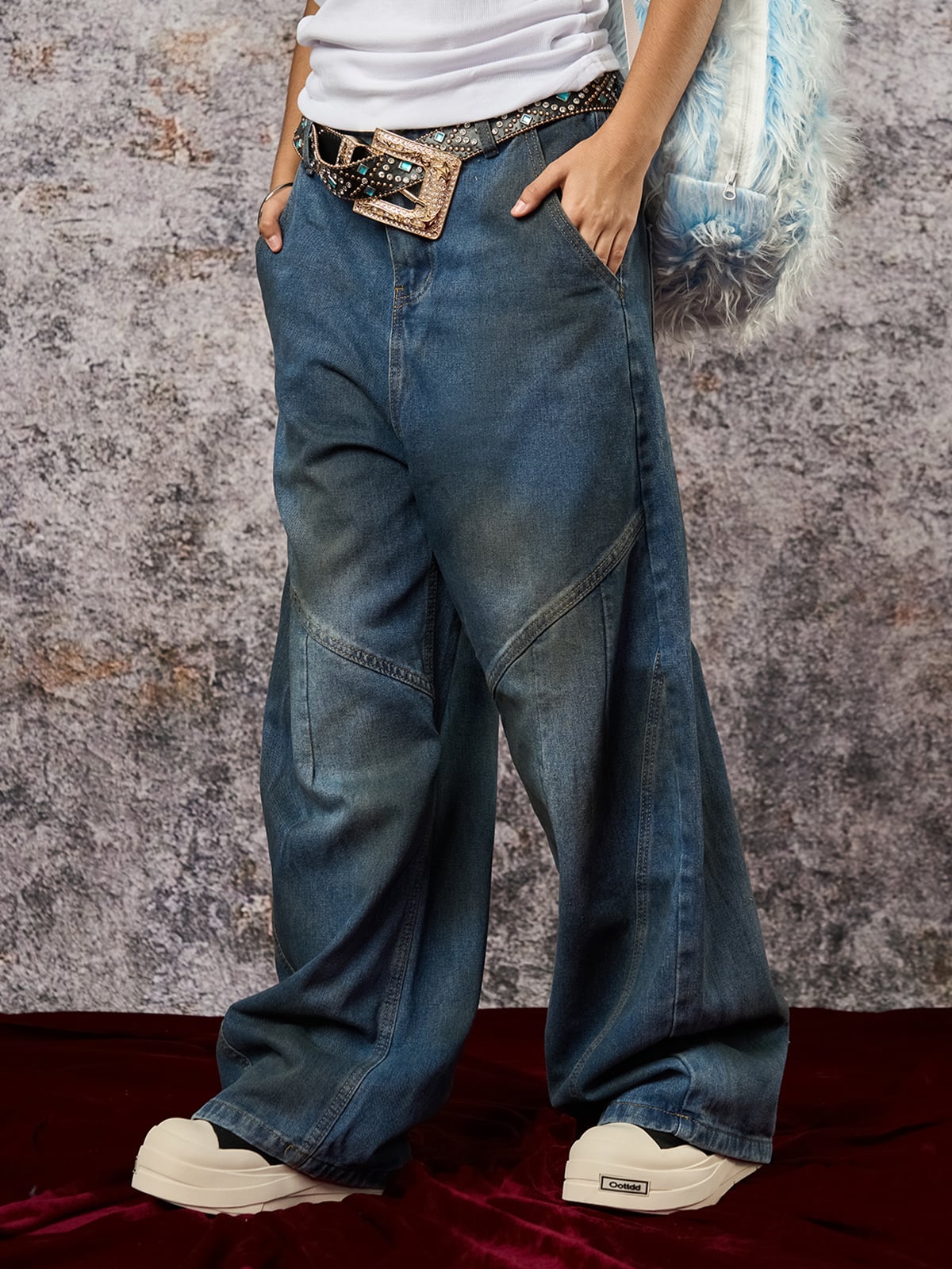 Barrel jeans – on model, side | XoKool
