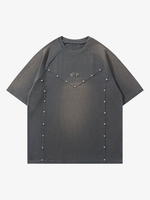 Camiseta raglán lavada con tachuelas y placa metálica – gris lavado, vista frontal | XoKool