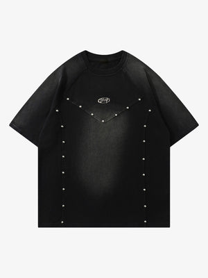 Camiseta raglán lavada con tachuelas y placa metálica – negro lavado, vista frontal | XoKool